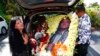 Luis Brito, conocido como el Mago de las Flores, muestra un arreglo floral preparado para el funeral de José José, en Miami. 4 octubre 2019.