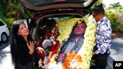 Luis Brito, conocido como el Mago de las Flores, muestra un arreglo floral preparado para el funeral de José José, en Miami. 4 octubre 2019.