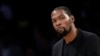 Kevin Durant es uno de los cuatro Brooklyn Nets que dieron positivo para el nuevo coronavirus. El miércoles se produjo una reacción violenta en redes sociales, cuando varias celebridades y atletas revelaron que se habían hecho la prueba.