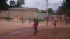 Crianças jogam à bola, Malanje