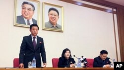최선희(가운데) 북한 외무성 부상이 15일 평양에서 외신 기자, 외국 외교관들을 상대로 긴급간담회를 열었다.
