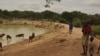 Jovens mucubais ameaçam pegar em catanas no Namibe
