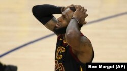 LeBron James déçu dans un match contre les Warriors, Oakland, Californie, le 31 mai 2018. 