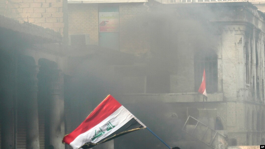 Manifestantes antigubernamentales se reúnen en la calle Rasheed durante enfrentamientos con las fuerzas de seguridad en Bagdad, Iraq, el viernes.