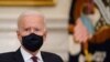 Le président Joe Biden participe à une table ronde sur un ensemble de mesures de lutte contre le coronavirus à la Maison Blanche à Washington, le vendredi 5 mars 2021.