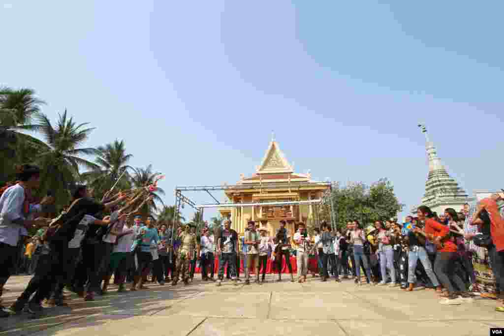 ក្រុមយុវជនចាប់ឈូងដែលចោលដោយនារីមួយក្រុម ក្នុងពេលលេងល្បែងចោលឈូង ដើម្បីប្រារព្ធចូលឆ្នាំខ្មែរ នៅវត្តជ្រោយអំពិលខ័ណ្ឌច្បារអំពៅរាជធានីភ្នំពេញកាលពីថ្ងៃសៅរ៍ទី០៩ខែមេសានេះ។ ប្រជាជនខ្មែរប្រារព្ធពិធីបុណ្យចូលឆ្នាំខ្មែរចាប់ពីថ្ងៃទី ១៣ដល់ទី១៦ខែមេសាឆ្នាំ២០១៦នេះ នៃឆ្នាំវក សត្វស្វា។ (ឡេង ឡែន/VOA) 