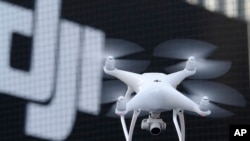 2016 年 3 月 3 日，中國無人機製造商 DJI 開發的 精靈4（Phantom 4） 在東京進行示範飛行。
