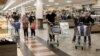 Personas en un supermercado después de la reapertura de las fronteras, en medio del brote de la enfermedad del coronavirus, en el centro comercial Rhein Center en Weil am Rhein, Alemania, el 15 de junio de 2020.