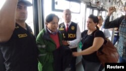 Mantan presiden Peru, Alejandro Toledo tiba menaiki bus setibanya di Peru setelah dia diekstradisi dari Amerika Serikat, di Callao, Peru, 23 April 2023. (Foto: Kepolisian Nasional Peru via Reuters.