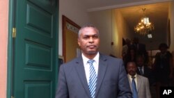 Abel Chivukuvuku, dirigente da CASA à saída do Tribunal Constitucional