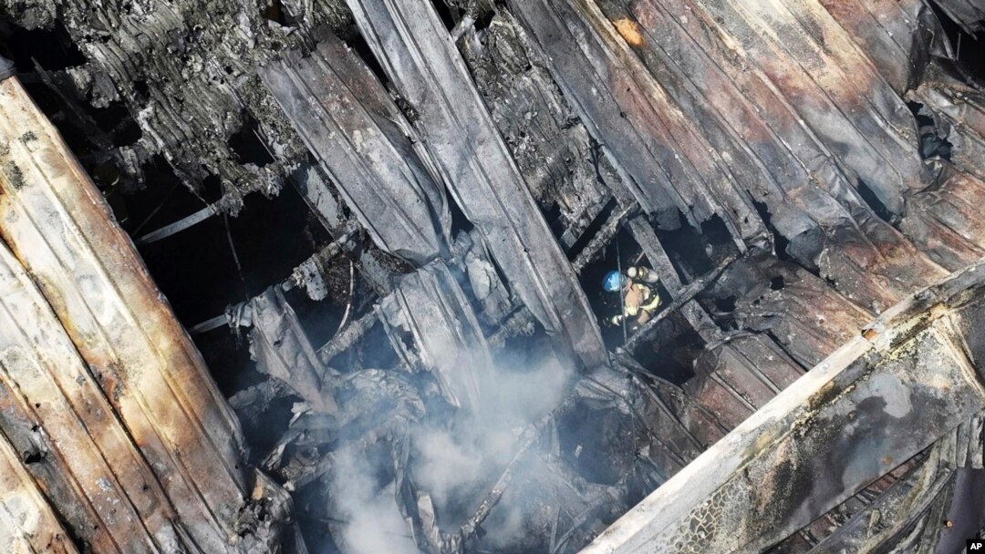 Un bombero busca personas desaparecidas dentro de una fábrica de baterías de litio luego de un incendio en Hwaseong, Corea del Sur, el lunes 24 de junio de 2024.