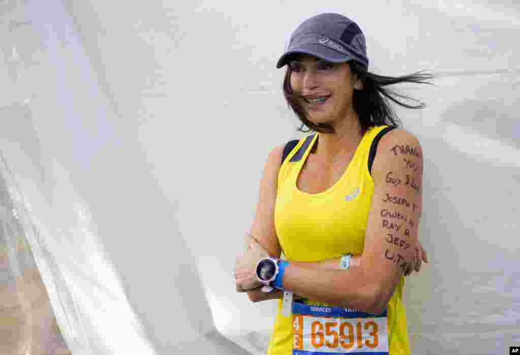 L’actrice Teri Hatcher pose pour les photographes avant qu'elle prenne part au marathon de New York à New York, le 2 novembre 2014.