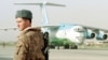 Termiz aeroportida Afg'oniston uchun atalgan gumanitar yordam samolyoti, 8-noyabr, 2001-yil.