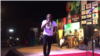 Tiken Jah Fakoly sur scène à Ouagadougou au Burkina, le 4 mai 2019. (VOA/Lamine Traoré)