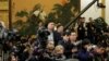 各国记者在等待中国国家主席习近平和其他中共中央政治局常委到达北京人大会堂。（2017年10月25日）