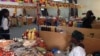 Les exposants de la région de Ziguinchor, le 25 décembre 2017. (VOA/Seydina Aba Gueye)