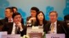 中国财政部长楼继伟 （左）与中国人民银行行长周小川星期五在上海召开的20国集团财政部长和中央银行行长会议上 （2016年2月26日）