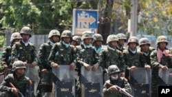 Wanajeshi wa Thailand wakifunga njia muhimu Bankok. (VOA Photo - D. Schearf)