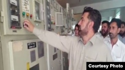 حکومتي غړی فضل الهي پخپله کلیو ته بریښنا ورکوي