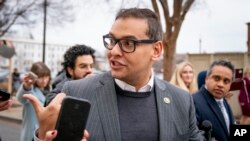 Anggota Kongres AS George Santos berjalan meninggalkan Gedung Capitol di Washington, pada 25 Januari 2023. (Foto: AP/Andrew Harnik)