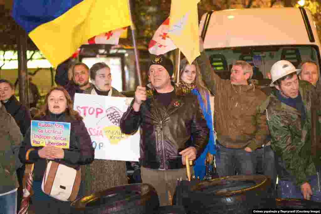 Лісабон. Посольство Росії "Символічно було і те, що окрім українців, в сьогоднішній акції взяли участь і представники грузинської діаспори в Португалії. Таким чином, антипутінський рух набирає багатонаціональної участі. Раніше, до українців неодноразово приєднувалися і росіяни та португальці", - повідомляє Спілка українців Португалії.