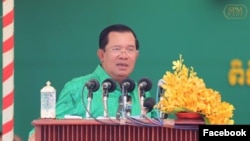 រូបឯកសារ៖ លោក​នាយក​រដ្ឋ​មន្ត្រី ហ៊ុន សែន ថ្លែង​នៅ​ក្នុង​កម្មពិធី​បុណ្យ​ឆ្នាំថ្មី​ប្រពៃណី​ខ្មែរ​នៅ​ខេត្ត​សៀមរាប កាលពី​ថ្ងៃទី១៤ ខែមេសា ឆ្នាំ២០១៧។ (រូបថត​ដកស្រង់​ចេញ​ពី​ទំព័រ​ហ្វេសប៊ុក​ផ្លូវការនាយក​រដ្ឋមន្ត្រី)