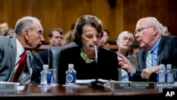 Chuck Grassley, président de la commission judiciaire du Sénat , à gauche, Dianne Feinstein, vice-présidente de la commission, au centre, et Patrick Leahy, ancien président de la commission, à droite, Capitol Hill, Washington, le 13 septembre 2018.