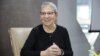 លោកស្រី Nancy Pearl បណ្ណារក្ស​ និង​អ្នក​ជំនាញ​ខាង​អាន​មក​ពី​សហរដ្ឋអាមេរិក និង​ជា​ជ័យ​លាភី​ពាន​រង្វាន់​សមាគម​សៀវភៅជាតិ​របស់​ស្ត្រី ផ្តល់​បទសម្ភាសន៍​ជាមួយ VOA Khmer ក្នុង​រាជធានី​ភ្នំពេញ កាលពី​ថ្ងៃ​ព្រហស្បតិ៍ ទី២០ ខែតុលា ឆ្នាំ២០១៦។ (ហ៊ាន សុជាតា/VOA)