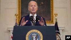 美國總統拜登2024年2月6日在白宮國宴廳就緊急國家安全補充撥款法案發表演說。