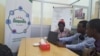 Ibrahima Kane et des stagiaires en formation que lui envoie l'Ecole supérieure polytechnique de Dakar, le 29 avril 2017. (VOA/Seydina Aba Gueye)
