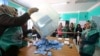 Opérations électorales dans un bureau de vote à Kaboul, le 14 juin 2014