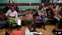 Des victimes civiles attendent d'être soignées à l'hôpital de Bangui, le 5 déc. 2013