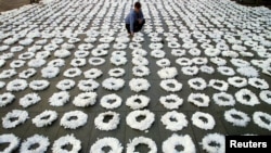A man lays wreaths during a memorial service for suicide victims in Sydney (file photo).