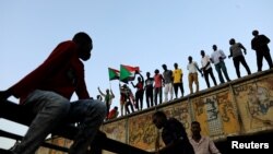 Waandamanaji nchini Sudan wakiwa wamejipanga mbele ya makao makuu ya jeshi, Khartoum, Sudan, Mei, 2019. 