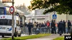 Les éléments de la police encadrent une opération d'évacuation de migrants kurdes d'Irak installés près d'un gymnase, pour les centres d'accueil des migrants, à Grande-Synthe, dans le nord de la France, 24 mai 2018.