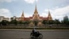 រូបឯកសារ៖ ពលរដ្ឋម្នាក់ធ្វើដំណើរ​កាត់​​អគារ​វិមាន​រដ្ឋសភា​ជាតិ​ នៅ​រាជធានី​ភ្នំពេញ​ កាល​ពី​ថ្ងៃ​ទី​២៦ ខែ​សីហា ឆ្នាំ​២០១៤។