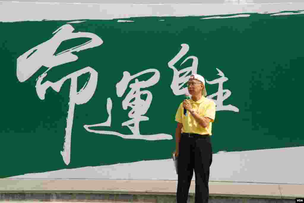 香港中文大學政治與行政學系榮休講座教授關信基以「現實與理想」為題,在添馬公園進行罷課公民講堂