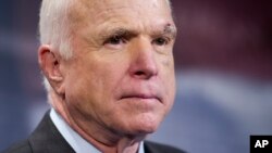 Le sénateur John McCain lors d'une conférence de presse à Washington, le 27 juillet 2017.