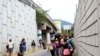 Migrantes venezolanos, entre ellos varios menores de edad, caminan hacia un punto fronterizo con Colombia, en el municipio San Cristóbal, Venezuela, el 12 de octubre de 2020.