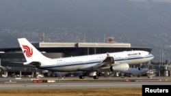 一架中國國際航空公司的空客飛機在法國尼斯機場降落。（資料照片）