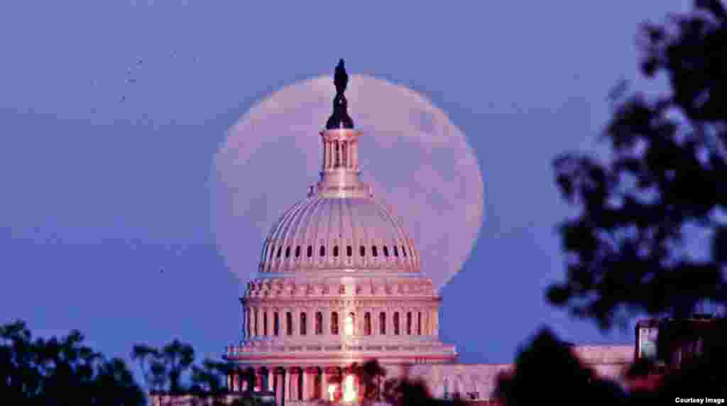 ព្រះ​ចន្ទ​រះ​ពី​លើ​វិមាន​ U.S. Capitol ក្នុង​រដ្ឋធានី​វ៉ាស៊ីនតោន កាល​ពី​ថ្ងៃ​ទី១៣ ខែ​វិច្ឆិកា ឆ្នាំ​២០១៦។ លោក​ Bill Workinger នៃ​ VOA ថត​រូប​ព្រះចន្ទ​នេះ​នៅ​ចម្ងាយ​បីម៉ាយ (៤,៨២ គីឡូម៉ែត្រ) នៅ​ក្រុង Arlington រដ្ឋ Virginia។