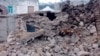 Casas reducidas a escombros tras un sismo en la provincia turca de Baskale in Van, en la frontera con Irán, el domingo 23 de febrero de 2020. (IHA via AP)