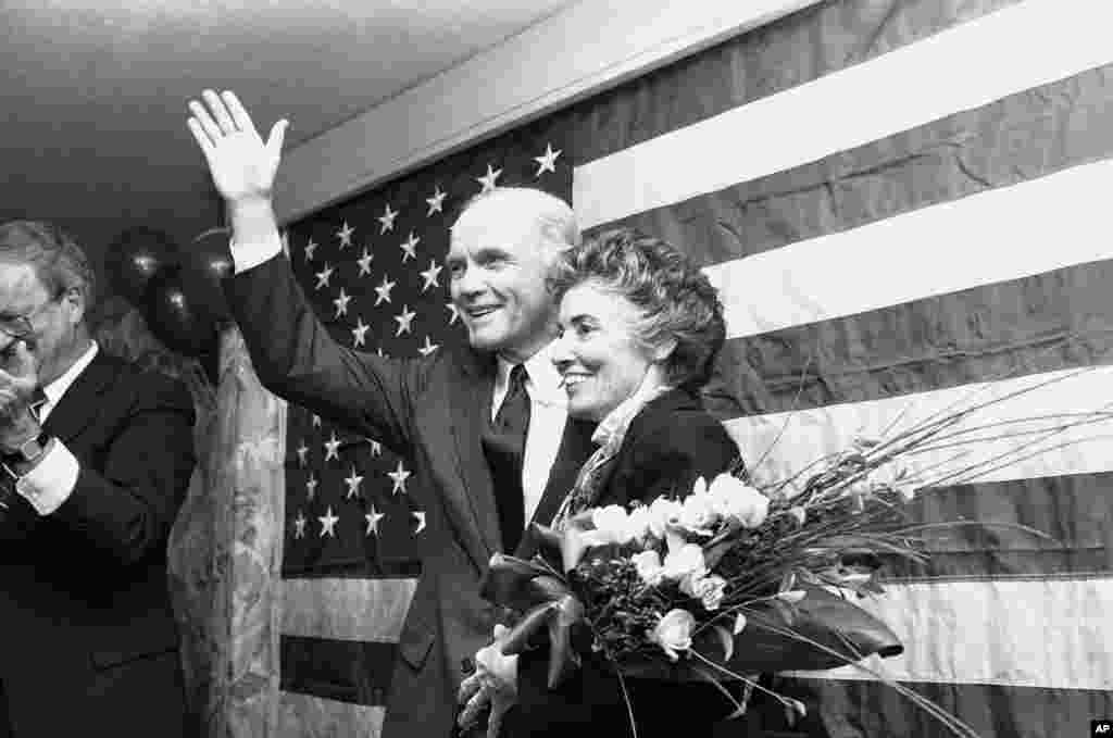 សមាជិក​ព្រឹទ្ធសភា​លោក John Glenn និង​ភរិយា​លោកស្រី Anne បក់​ដៃ​ទៅ​កាន់​ហ្វូង​មនុស្ស​ ដែល​ចូលរួម​នៅ​ក្នុង​ពិធី​រៃអង្គាស​ប្រាក់​មួយ​ក្នុង​ក្រុង Houston កាល​ពី​ថ្ងៃ​ទី១៦ ខែ​ធ្នូ ឆ្នាំ​១៩៨២។ លោក Glenn នា​ពេល​នោះ​កំពុង​ពិនិត្យ​មើល​លទ្ធភាព​នៃ​ការ​ធ្វើ​ជា​បេក្ខជនប្រធានាធិបតី​មក​ពី​គណបក្ស​ប្រជាធិបតេយ្យ។