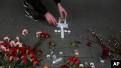 Mtu awasha mshumaa kuomboleza wale waliouawa na mlipuko St Petersburg, Russia