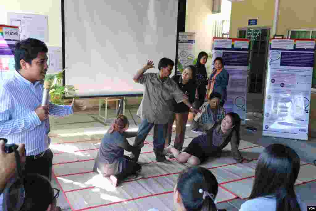 សកម្មជនសម្តែងពីការប្រើហិង្សាលើស្រ្តី និងអ្នកស្រលាញ់ភេទដូចគ្នា ក្នុងកម្មវិធីពិព័រណ៍រូបថតសកម្មជន និងផ្សព្វផ្សាយរបាយការណ៍ពាក់ព័ន្ធនឹងការរកឃើញអំពីការរើសអើងអ្នកស្រលាញ់ភេទដូចគ្នា នៅថ្ងៃទី ៩ ខែធ្នូ ឆ្នាំ២០១៩។ (កាន់ វិច្ឆិកា/VOA)