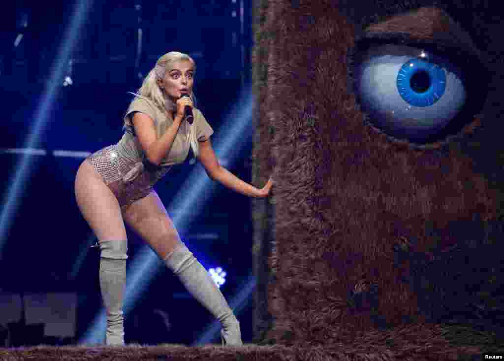 តារាចម្រៀង Bebe Rexha សម្តែង​នៅ​លើ​ឆាក​អំឡុងពេល​ពិធី​ប្រគល់​ពានរង្វាន់ MTV Europe Musice Awards 2016 នៅ​កីឡាដ្ឋាន Ahoy Arena ក្នុង​ក្រុង Rotterham ប្រទេស​ហូឡង់ កាល​ពី​ថ្ងៃ​ទី០៦ ខែ​វិច្ឆិកា ឆ្នាំ​២០១៦។
