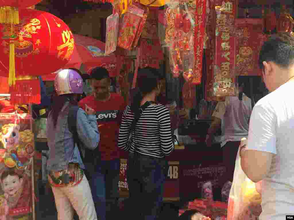 តូបលក់ទំនិញបានដាក់លក់សម្ភារៈពណ៌ក្រហមសម្រាប់ពិធីបុណ្យចូលឆ្នាំចិន វៀតណាមក្នុងរាជធានីភ្នំពេញ ប្រទេសកម្ពុជាកាលពីថ្ងៃទី០៣ ខែកុម្ភៈ ឆ្នាំ២០១៩។(ទុំ ម្លិះ/VOA)