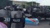 Le cercueil de Rossy Mukendi entouré par les éléments de la police à Kinshasa, RDC, 19 mai 2018. (Facebook/Etienne Kalema)