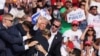 FILE - Calon presiden dari Partai Republik dan mantan Presiden AS Donald Trump melambaikan tangan dengan wajah berlumuran darah saat dibantu oleh personel Dinas Rahasia AS setelah tertembak saat kampanye di Butler Farm Show, Pennsylvania, 13 Juli 2024. (Brendan McDermid/REUTERS)