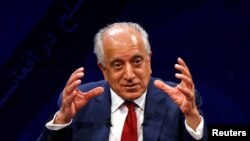 L'émissaire américain pour la paix en Afghanistan, Zalmay Khalilzad,lors d'un débat sur la chaîne de télévision Tolo à Kaboul, en Afghanistan, le 28 avril 2019.